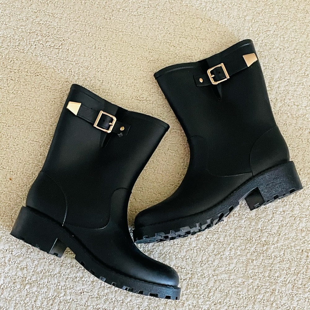 Nwot Black rain boots women size 6